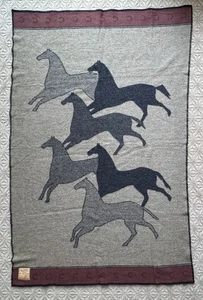 Vintage Faribault Wolldecke Pferde schwarz rot Hufeisen Bordüre 48x76 USA - Bild 1 von 8