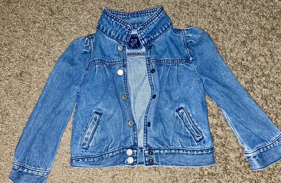 Jaqueta jeans Gap meninas tamanho 4 criança encaixe frontal lavagem média - Imagem 1 de 4
