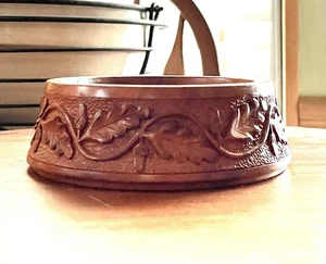 Markenlose kleine handgeschnitzte Schmuckschale aus Holz - Blätter und Eicheln - Bild 1 von 6