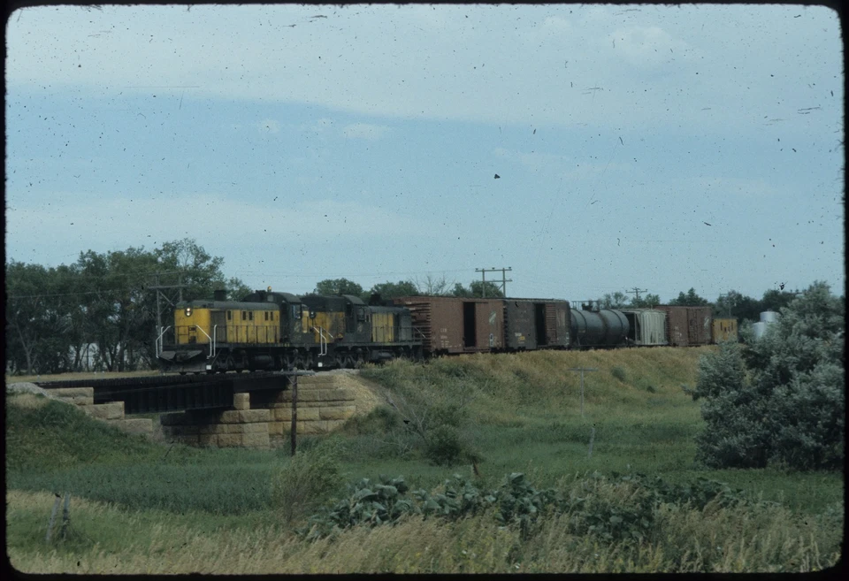 BH.B12.CNW401 Original Colour Slide CNW RSD5 #1687 at Huson, MN 1978 — 第 1/1 张图片