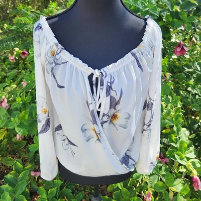 Blusa Charlotte Russe Feminina de Malha Tamanho M Branca Floral Fora do Ombro Excelente Estado Usado Y2K  - Imagem 1 de 4
