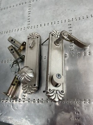 Juego de perillas de puerta plateadas estilo victoriano ornamentadas vintage Foto 1 de 4