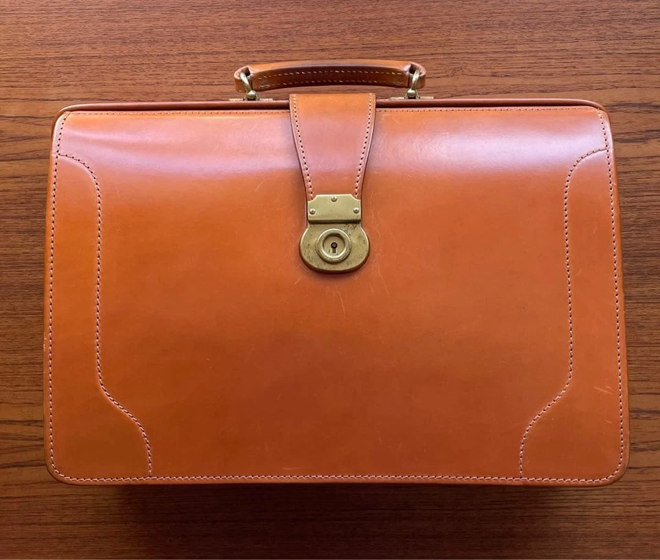 Bolso Dulles Daines & Hathaway Brida Británica Cuero Usado Foto 1 de 4