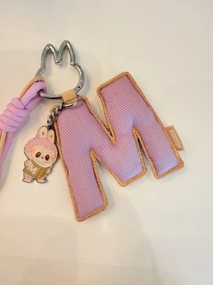 📌 Auténtico Pin THE MONSTERS para Serie Amor, Letra Colgante, Letra M Foto 1 de 4