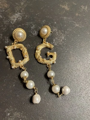 Auténticos pendientes largos DOLCE & GABBANA de perlas y latón de Italia Foto 1 de 2