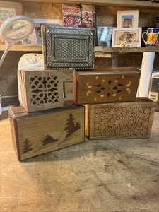 Vintage Holz chinesische Boxese fünf insgesamt Holz einige geschnitzt verkauft als ein Posten - Bild 1 von 14