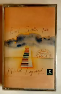 CASSETTE TAPE (NEUF/SEALED) ERIK SATIE PAR MICHEL LEGRAND / RAYMOND DEVOS - Foto 1 di 2