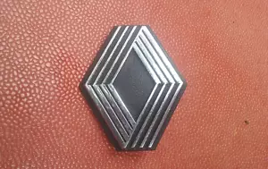 RENAULT ANCIEN EMBLÈME INSIGNE/OLD BADGE EMBLEM/ALTE SCHRIFTZUG 7,2 X 6,2 CM - Foto 1 di 4