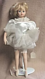Bambola ballerina porcellana 15" vestita tutta di bianco con perle - bionda con occhi azzurri - Foto 1 di 6