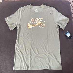 New MediuNike SB Classic Icon Logo T-Shirt Skateboard Olive/Desert Camo Men - Picture 1 of 6