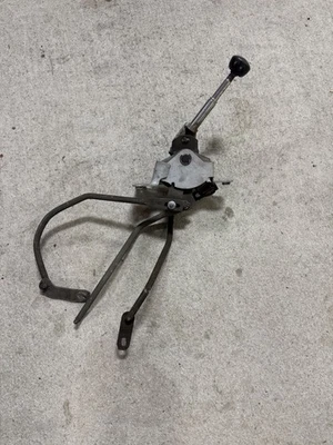 Chevrolet Vega Monza 1971-76 palanca de cambios de piso de 4 velocidades Saginaw GM Foto 1 de 4