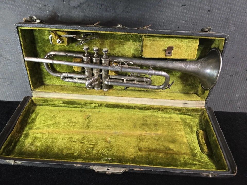 Trompeta Holton años 20 con estuche original para piezas o restauración Foto 1 de 4
