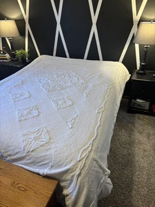 Colcha blanca chenilla completa/queen 73”x103” flecos finos cabaña vintage elegante - Imagen 1 de 8