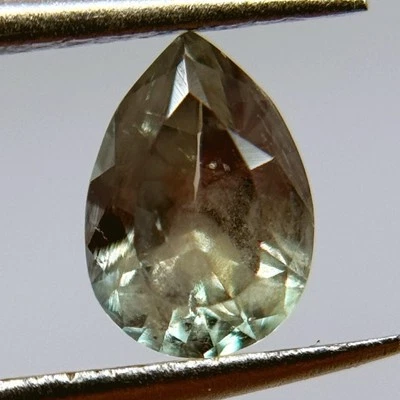 Alejandrita rusa natural 0,4 quilates - Cambio de color verde-azul a púrpura-rosa. Foto 1 de 4