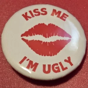 1 Inch Kiss Me I'm Ugly Funny Round Pinback Button Pin - Picture 1 of 2