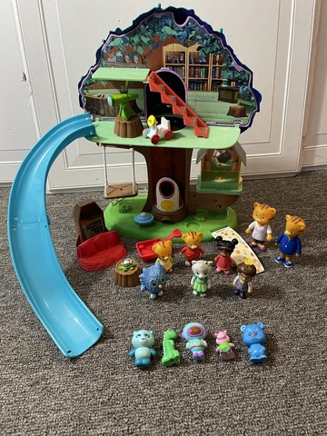 RARE 3-in-1 Daniel Tiger Transformation Treehouse Playset & Extras + Figures Cover