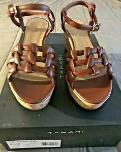 Sandalo Tahari donna Ta-Sabrina platforWedge 8,5 m stile cognac francese 111247 nuovo con scatola - Foto 1 di 6