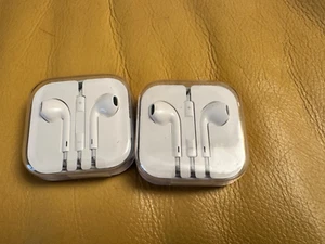 2 (two) New Apple Wired Headset EarPods with a 3.5mm Headphone Jack - Photo 1 sur 7