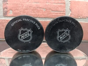 2x Inglasco Ufficiale NHL Hockey Practice Pucks Spedizione Rapida - Foto 1 di 5