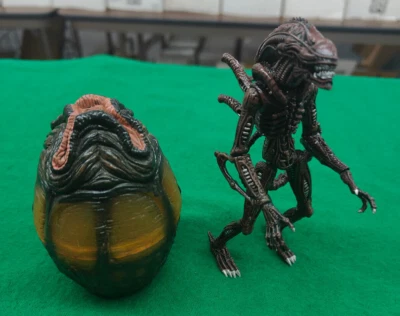Hot Toys Snap Kits Aliens Xenomorph brown 3.75” figure - Image 1 of 2