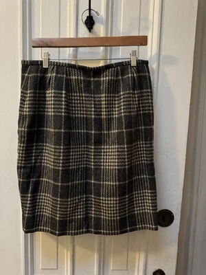 Jaeger Sz 12 Soft Wool Skirt In Gray & Cream Plaid, Lined, Vintage - Image 1 of 4