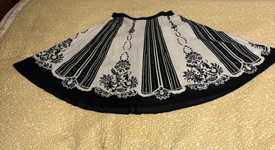 Falda De Colección Studio West Medio Círculo Estampado Art Nouveau Negro Blanco Algodón S-Grande Foto 1 de 4