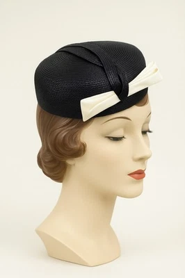 Vintage 1950s 60s Dark Navy Straw Pillbox Hat Filene’s Ivory Bow Union Sz 22 - Image 1 of 4