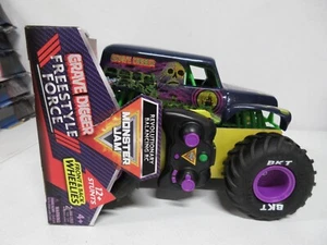 2023 Monster Jam Trucks Remote Control Grave Digger 1:15 Scale Damaged Box NEW - Picture 1 of 4