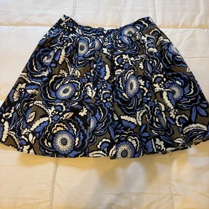 EXPRESS Damenrock oliv, blau/weiß Blumenmuster Größe 4. Plissee. - Bild 1 von 9