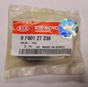 ( 1 ) GENUINE KIA 0F00127238 SEAL MT Output Shaft Fits 1995-1997 Sephia - Imagen 1 de 2