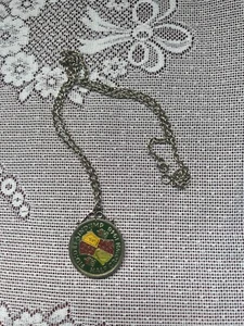 SILVER MOUNTED KING GEORGE VI 1948 ENAMELLED HALF CROWN COIN WITH CHAIN - Picture 1 of 9