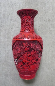 Vaso vintage cinese cinabro rosso fine intagliato a mano ottone laccato floreale 10" - Foto 1 di 7