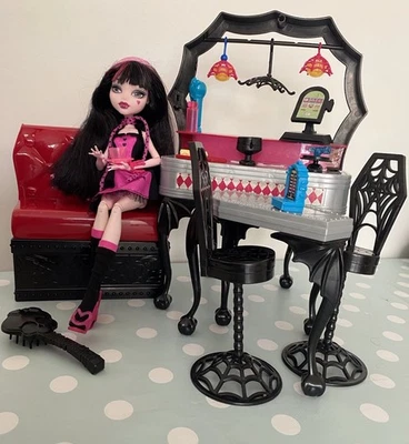 Monster High Draculaura Die-ner Doll and Playset - Image 1 of 4
