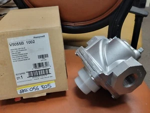 Honeywell V5055B 1002 Industrial Gas Valve - Picture 1 of 1