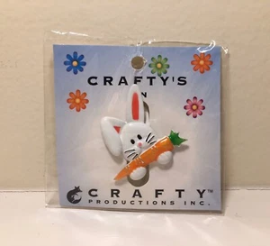 Crafty’s Spring or Easter Pin Bunny with Carrot with Shimmer from 2001 - Picture 1 of 7