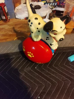 101 Dálmatas Cachorro en una Pelota Juguete Disney De Colección Foto 1 de 4