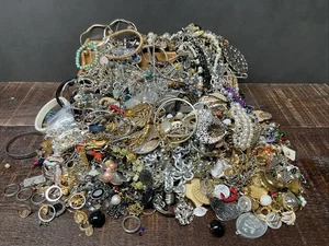 15 lbs Mixed Jewelry Lot Of Costume Fashion Designer Rings Necklaces Bracelets - Picture 1 of 9