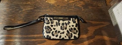 Muñequera Nine West estampado animal con correa para muñeca Foto 1 de 4