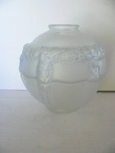 ancien vase boule en verre pressé à décor de fleur art déco - Picture 1 of 4