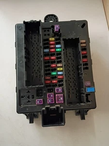 2018-2021 BUICK ENCLAVE REAR COMPARTMENT FUSE RELAY JUNCTION BOX BLOCK 84281614 - Picture 1 of 4