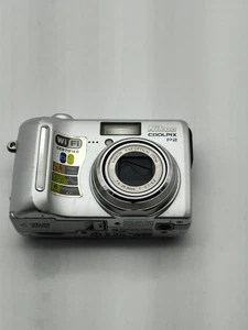 Nikon Coolpix P2 Digitalkamera – 5,1 MP – 3,5× optischer Zoom – ungetestet #221 - Bild 1 von 8