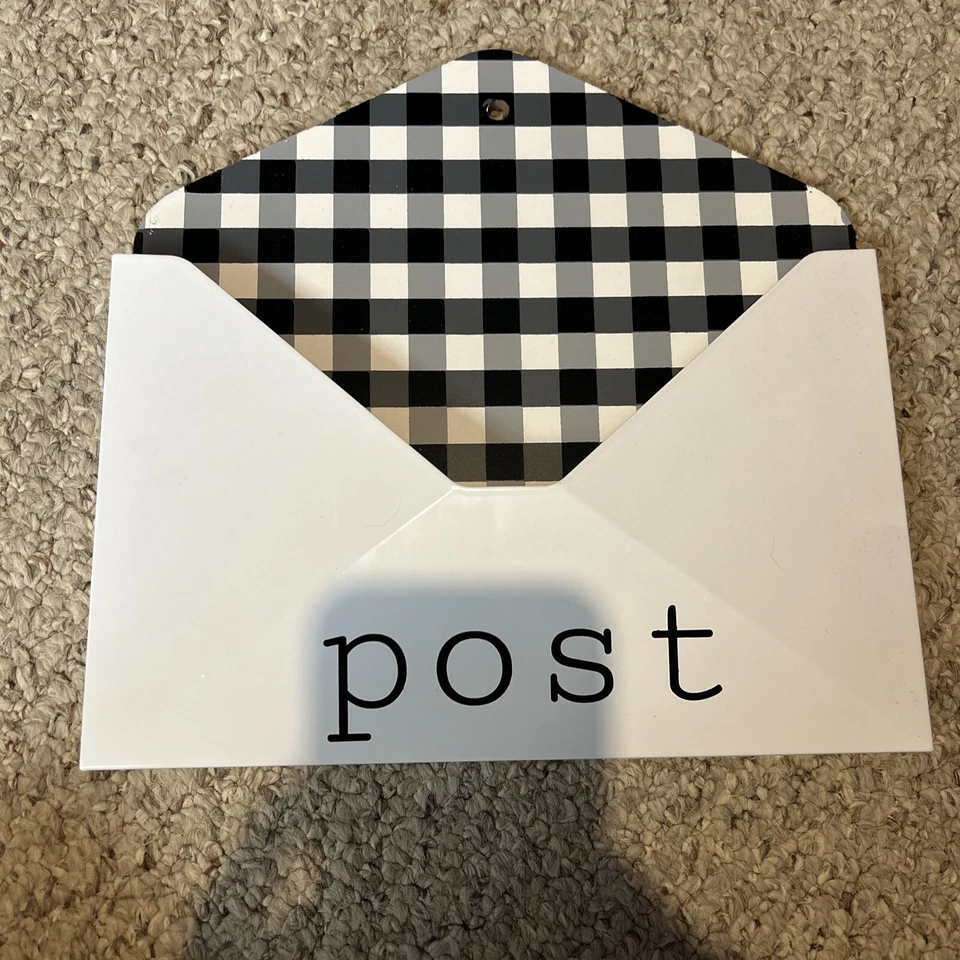 Portacorreo o Casa de Juegos Buzón Objetivo Negro Blanco Madera y Metal Foto 1 de 3