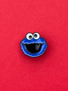 Pin/Anstecknadel/Emaille-Brosche für SESAMSTRASSE/KRÜMELMONSTER* Fans/Rucksack - Bild 1 von 2