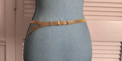 Gancho de cinturón ajustado de metal tono dorado vintage años 80 texturizado retro 1/2" ancho 36" Foto 1 de 4