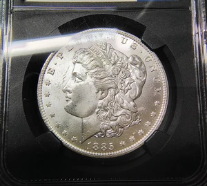 Dólar de plata Morgan 1885-O $1 - Nueva Orleans - Fragmento de bolsa original - NGC MS 63 - Imagen 1 de 19