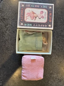 Maileg kleine Schwester Maus in verschiedenen Streichholzschachteln mit rosa Kissen Poof - Bild 1 von 15