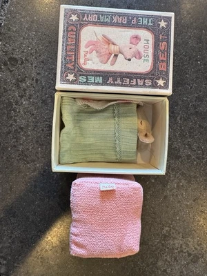 Maileg kleine Schwester Maus in verschiedenen Streichholzschachteln mit rosa Kissen Poof - Bild 1 von 4