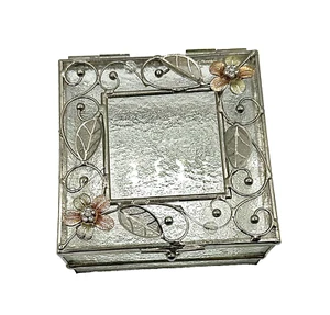 Caja de baratijas de joyería de vidrio flores cuadradas transparentes metal texturizado fondo espejado - Imagen 1 de 5