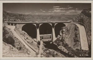 RPPC um 1950 Coolidge Dam US 70 Apache Trail Arizona Foto Postkarte A302 - Bild 1 von 2