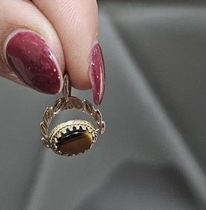 Llavero/colgante giratorio pequeño ojo de tigre y ónix negro de oro de 9 quilates - Imagen 1 de 5